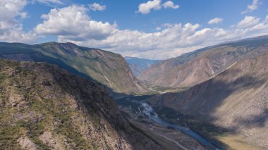 Yüksek dağlardaki nehir vadisi, Altai dağ cumhuriyeti, Rusya