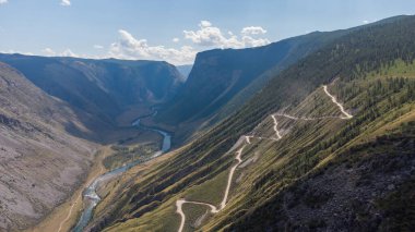 Rusya 'da yaz havası manzaralı dağ geçidi