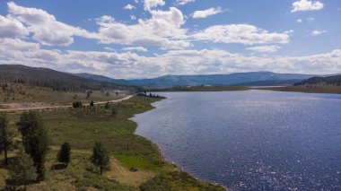 Uzunkel Gölü yaz mevsiminde, Altai Dağı Cumhuriyeti, Rusya