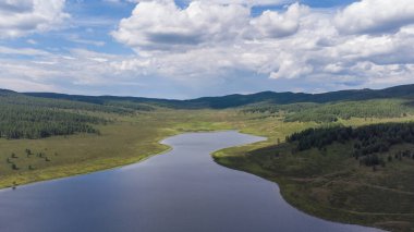 Yaz mevsiminde sıradışı şekilli göl, Altai Dağı, Sibirya