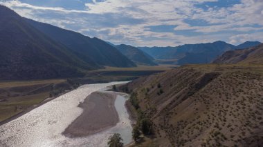 Dağlardaki nehirde alçak su seviyesi, Altai Dağı, Rusya