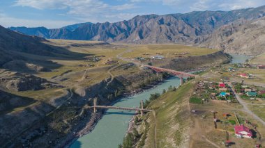 Katun Nehri, Altai Dağı Cumhuriyeti, Rusya manzaralı bir dağ manzarası.