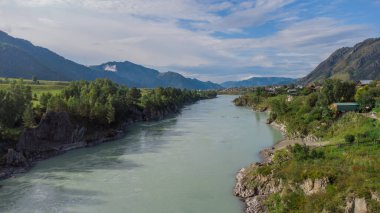 Katun Nehri manzarası, Rusya 'nın Altai Dağları Cumhuriyeti' nin Chemal köyü yakınlarında.