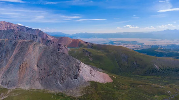 俄罗斯西伯利亚阿尔泰的山地精神湖 夏季山地景观 — 图库照片