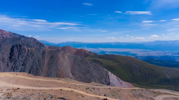 Yazın dağ manzarası yükseklikten, Altai Dağı, Rusya