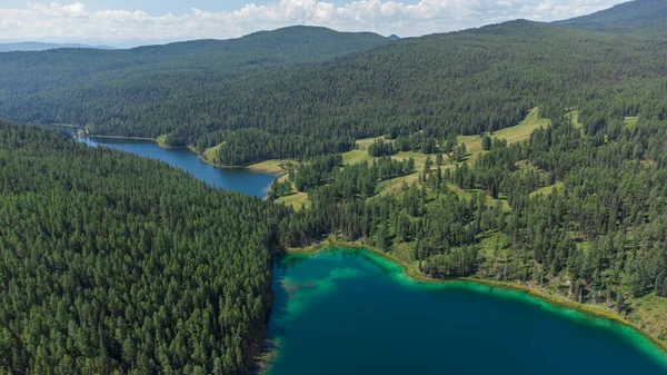 俄罗斯阿尔泰共和国高山 夏天的蓝山湖面高耸 — 图库照片