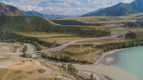 Chuya ve Katun nehirlerinin kesiştiği noktada gözlem güvertesi, Altai Dağı, Rusya