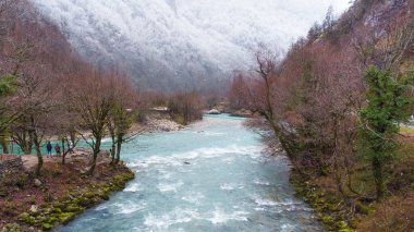 Dağ mavisi nehir Bzyb, Abhazya kışın