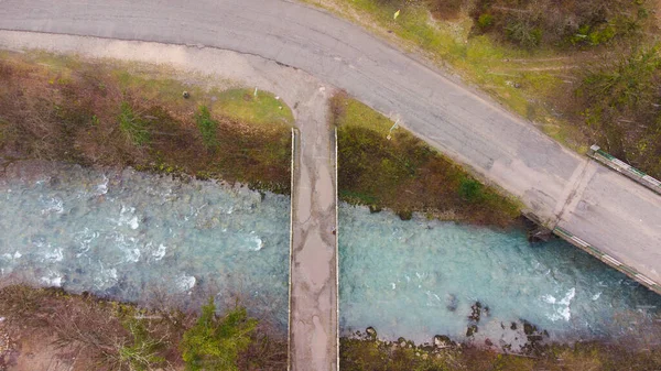 Most Samochodowy Nad Górską Niebieską Rzeką Bzyb Nagrania Dronów Abchazja — Zdjęcie stockowe