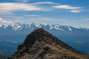 Rusya 'nın Gorny Altai Cumhuriyeti, Aktash Retranslator gözlem güvertesinden Severo-Chuysky' nin manzarası