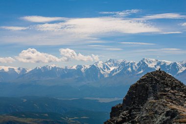 Yazın karlı dağ zirveleri, Gorny Altai, Rusya