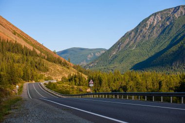 Gün batımında dağ manzarası, Chuisky Trakt otoyolu, Gorny Altai Cumhuriyeti, Rusya