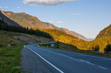 Gün batımında boş araba yolu, Gorny Altai Cumhuriyeti, Rusya