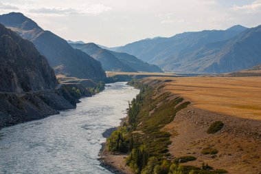 Gün batımında nehir ve dağlarla kaplı manzara, Gorny Altai Cumhuriyeti, Rusya