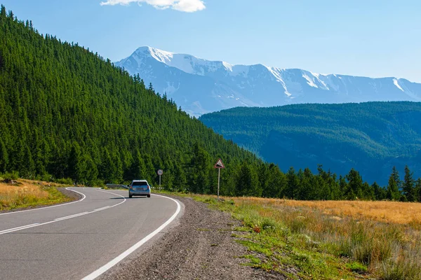 Car Drives Highway Surrounded Mountains Republic Gorny Altai Russia — Stock Photo, Image