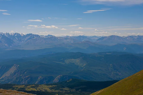 과푸른 그리고 산봉우리들 러시아의 고리알 — 스톡 사진