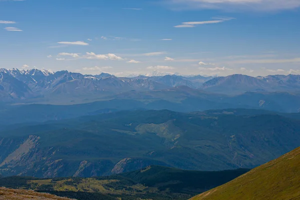 Yeşil ormanlı yaz manzarası ve karlı dağ zirveleri, Gorny Altai, Rusya