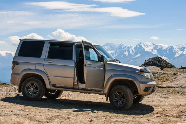 Rus SUV yazın dağların arkasına karşı, Gorny Altai Cumhuriyeti, Rusya