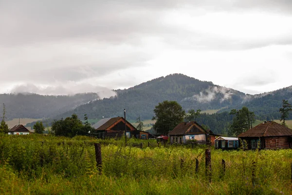 Maisons Village Dans Contexte Montagnes Par Temps Nuageux République Gorny — Photo