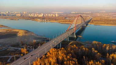 Sonbaharda Rusya 'nın Novosibirsk şehrinden Ob Nehri' ne uzanan Bugrinsky Köprüsü.