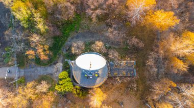 Ormanda dev bir televizyon anteni, Novosibirsk, Rusya