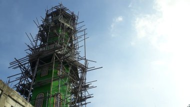 Bir cami binasının minaresi yenileniyor..