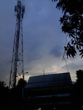 Ev ve kuleden gelen su yansıması