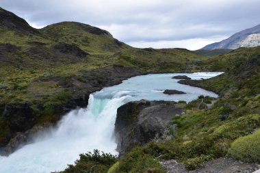 Ünlü şelale, Cuernos del Paine, Torres del Paine Ulusal Parkı, Patagonya Şili 