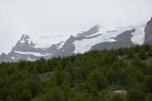 Zirveden önce kar, Torres del Paine Ulusal Parkı, Patagonya Şili 