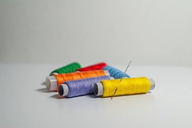 Beyaz arkaplanda iplik ve iğne