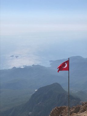 Dağın tepesinde Türk bayrağı