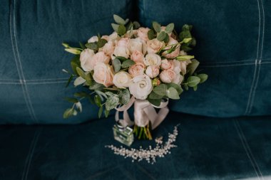 Düğün çiçekleri ve yüzükleriyle güzel bir kolaj.