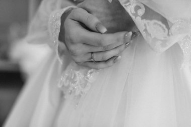 Gelinin parmağına alyans