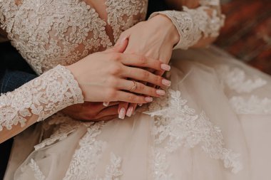 Gelinin parmağına alyans