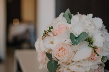 Düğün çiçekleri ve yüzükleriyle güzel bir kolaj.