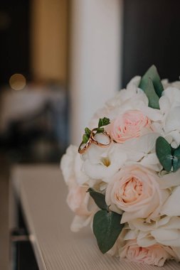 Düğün çiçekleri ve yüzükleriyle güzel bir kolaj.