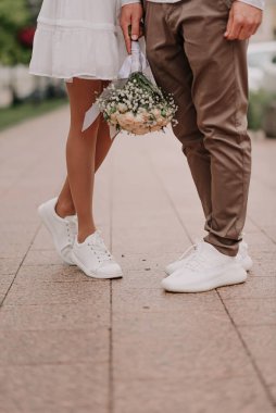Düğün buketli düğün ayakkabıları.