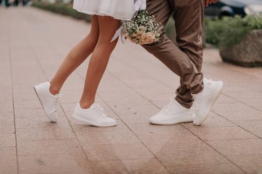 Düğün buketli düğün ayakkabıları.