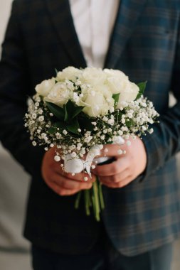 Damat'ın elinde buket düğün