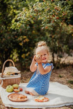 Parkta turtası olan küçük kız