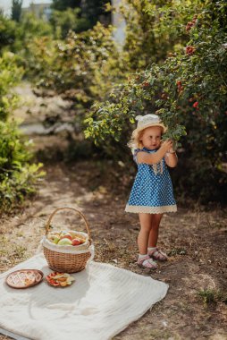 Parkta turtası olan küçük kız