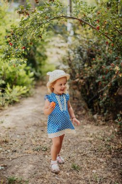 Parkta turtası olan küçük kız