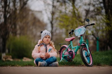 İlk bisikleti olan kız.