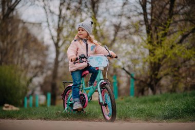 İlk bisikleti olan kız.