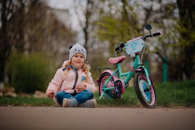 İlk bisikleti olan kız.