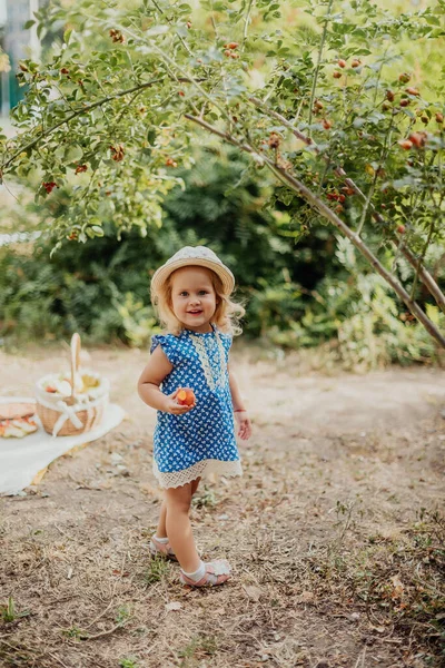 Parkta turtası olan küçük kız