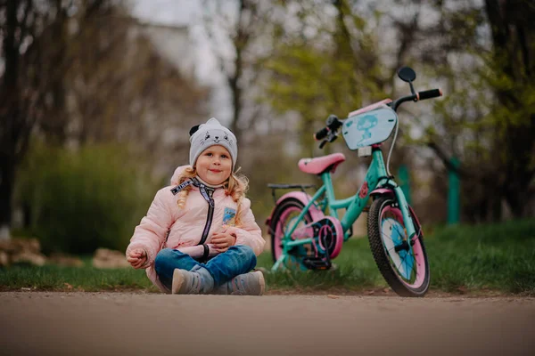 İlk bisikleti olan kız.