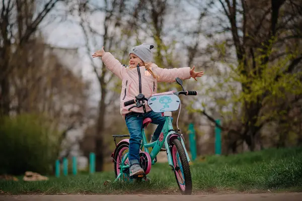 İlk bisikleti olan kız.