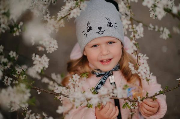 Girl White Blooming Trees — Stockfoto