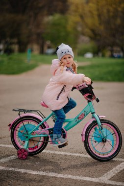 İlk bisikleti olan kız.